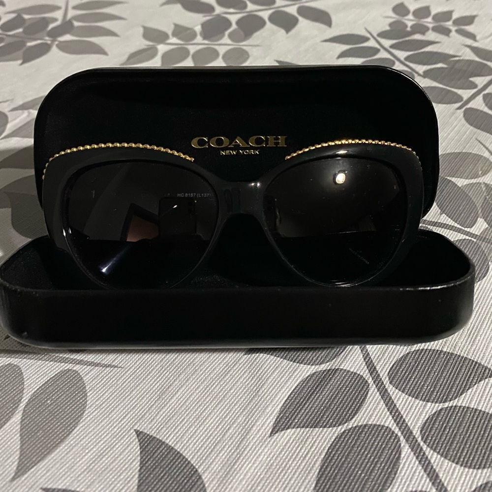 I’m selling a pair of Coach sunglasses